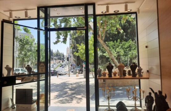 חנות פעילה בתחום תכשיטים וחפצי אמנות באזור הכי מבוקש בירושלים בדמי פינוי